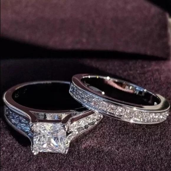 Elegant Silver Diamond Ring Set - Picture 1 of 6